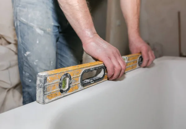 Instalación Baño Trabajador Está Tomando Medidas Con Nivel Espíritu Reparación — Foto de Stock