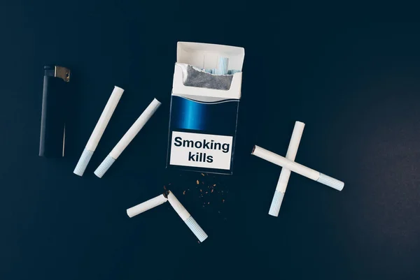 香烟包装上有吸烟致人死亡的标志 很危险的习惯对健康有害 — 图库照片