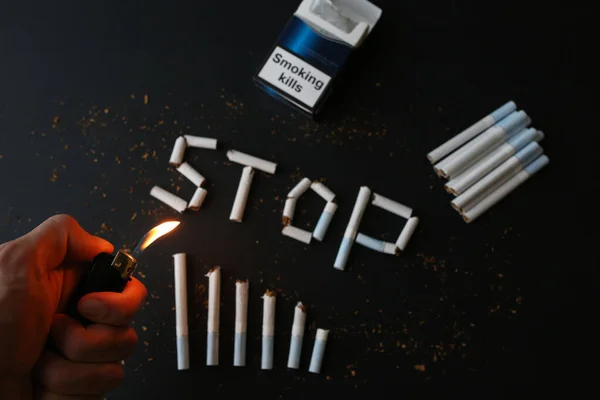 停止吸烟的标志香烟 很危险的习惯对健康有害 男人手握打火机 — 图库照片
