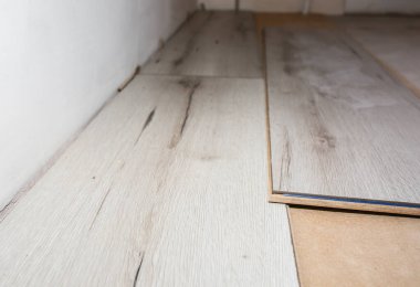 Dairenin döşemesini cilalayın. Bakım onarımı yenileme işidir. Kapalı alanda ahşap parke döşeme onarımı.