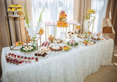 Düğün resepsiyonundaki çikolata. Kekler ve tatlılar. Güzel dekorasyonlar. Beyaz çiçekler. Lezzetli tatlılar.