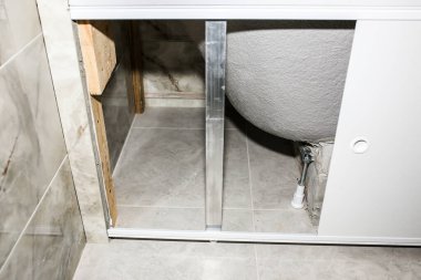 Banyonun altındaki raf için boş yer. Dairede onarım onarımı.