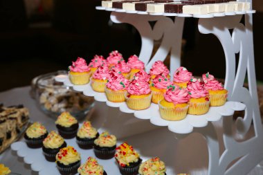 Düğün resepsiyonunda nefis bir çikolata. Tatlı kekler ve kekli şekerler..