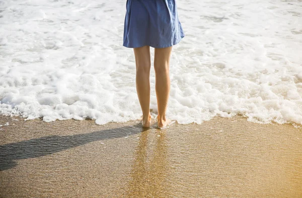 身穿蓝色衣服的漂亮姑娘正在海滩上散步 令人惊奇的夏季照片 靠近大海的女人假日旅行的概念 温暖的海水 — 图库照片