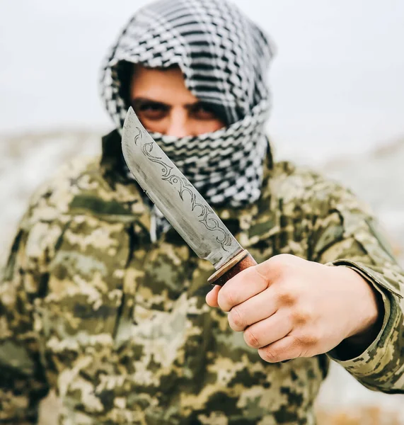 Asker Kamuflaj Üniforması Içinde Damalı Keffiyeh Shemagh Bandanası Içinde Duruyor — Stok fotoğraf