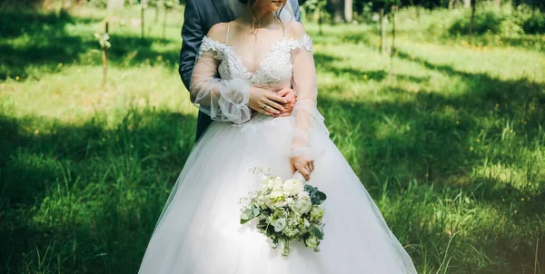 Nevěsta Ženich Objímají Parku Šťastný Pár Kráčí Spolu Svatební Fotka — Stock fotografie