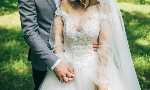 Menyasszony Vőlegény Ölelkeznek Parkban Boldog Pár Együtt Sétál Esküvői Fotó — Stock Fotó