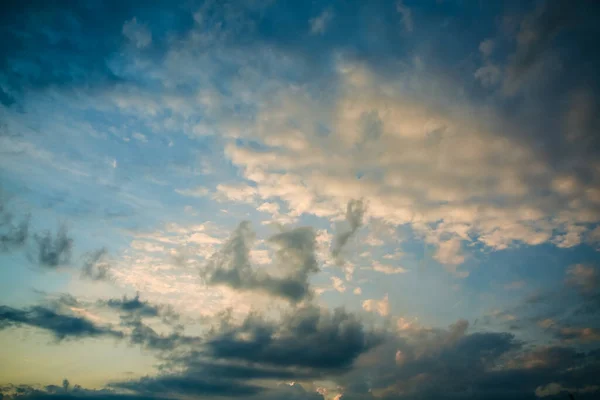Синее Вечернее Небо Облаками — стоковое фото
