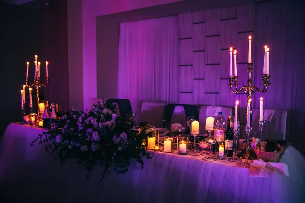 Hermosa Decoración Una Mesa Recepción Boda Luces Púrpuras Quemando Velas — Foto de Stock