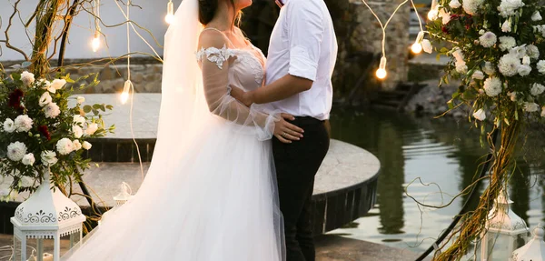 Belo Casal Está Abraçando Perto Arco Flores Brancas Cerimônia Casamento — Fotografia de Stock