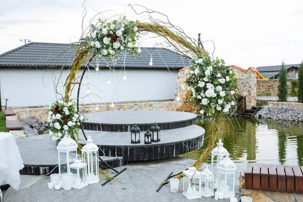 Arco Flores Blancas Ceremonia Boda Decoración Exterior Romántico Estilo Rústico — Foto de Stock