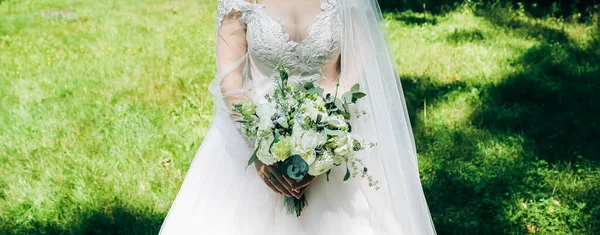 Braut Steht Draußen Stilvolles Rustikales Bouquet Den Händen Hochzeitstag Foto — Stockfoto