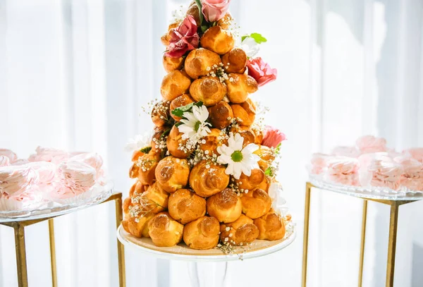 Düğün Resepsiyonundaki Çikolata Çiçekli Ekler Güzel Dekorasyonlar — Stok fotoğraf