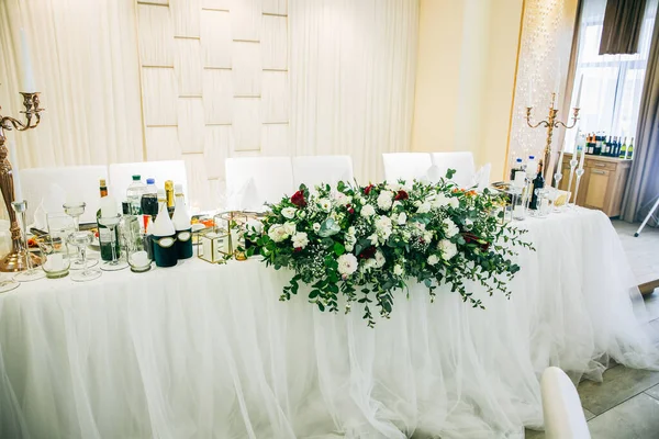 Hermosa Decoración Una Mesa Recepción Boda Flores Blancas Comida Sabrosa — Foto de Stock