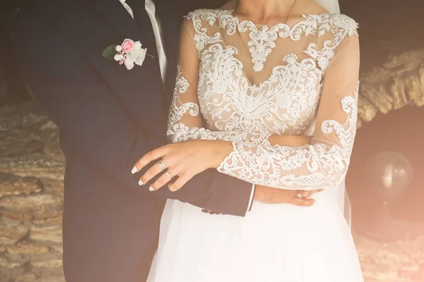 Жених Невеста Обнимаются Счастливая Свадебная Пара Фото Романтическая Фотосессия Белое — стоковое фото