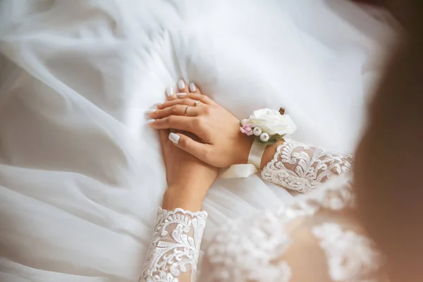 Nevěsta Drží Ruce Krásná Bílá Manikúra Zásnubní Prsteny Prstech Detaily — Stock fotografie
