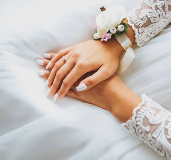 Bruid Houdt Elkaars Handen Knieën Mooie Witte Manicure Verlovingsringen Vingers — Stockfoto