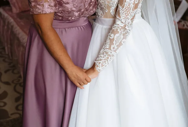 Braut Umarmt Mit Mutter Hochzeitsfoto Glückliche Familie — Stockfoto