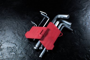 Farklı türde büyü tuşları. Bakım işleri için çalışan araçlar.