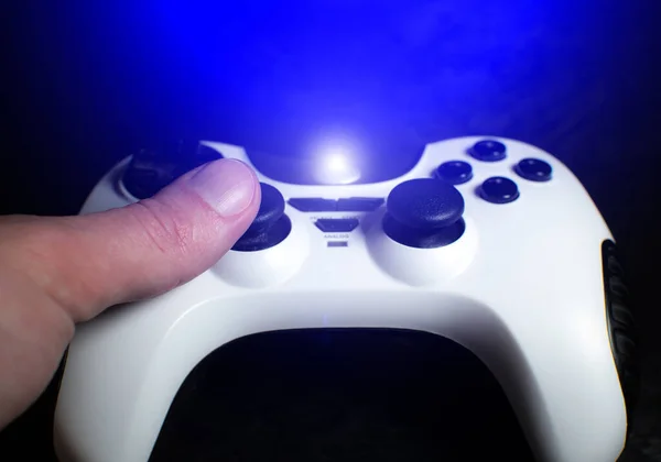 Человек Играет Компьютерные Игры Современном Беспроводном Gamepad Нажимает Кнопки Аналоги — стоковое фото