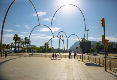 BARCELONA, İspanya - 15 Ekim 2018: Andreu Alfaro 'nun Onades Waves anıtı. Tatil seyahati konsepti. Limanın yanındaki yol..