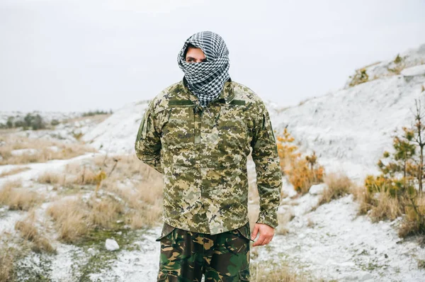 Soldier Standing Camouflage Uniform Checkered Keffiyeh Shemagh Bandana Man Outdoors — 스톡 사진