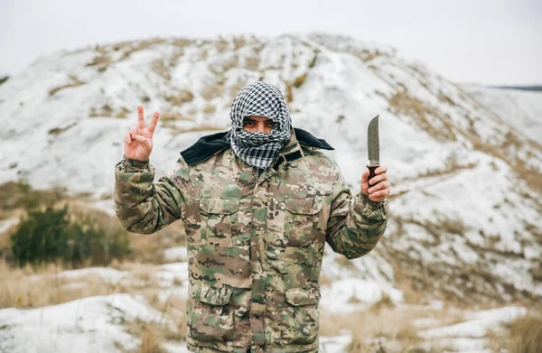 Asker Kamuflaj Üniforması Damalı Bandana Giyiyor Nsan Terk Edilmiş Bir — Stok fotoğraf