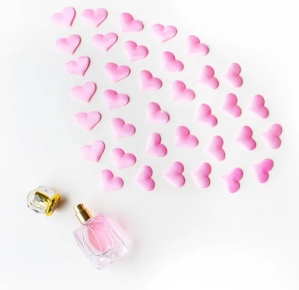 Perfumes Con Corazones Rosados Sobre Fondo Blanco Redacción Plana Minimalista — Foto de Stock