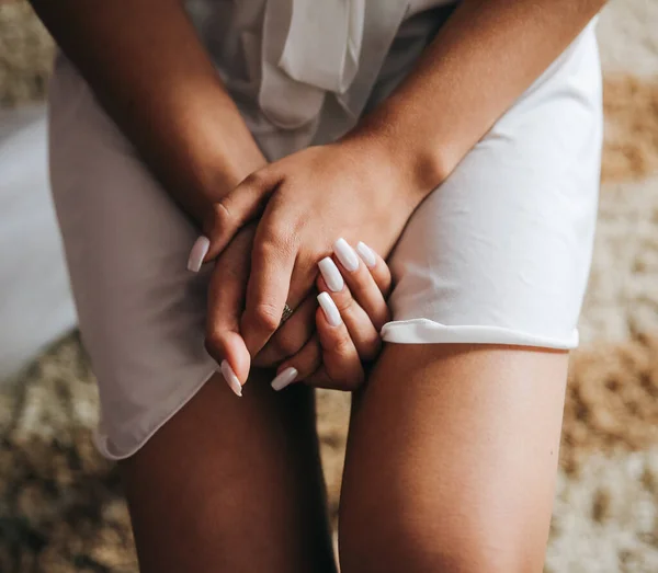 Bruid Houdt Elkaars Handen Knieën Mooie Witte Manicure Verlovingsringen Vingers — Stockfoto