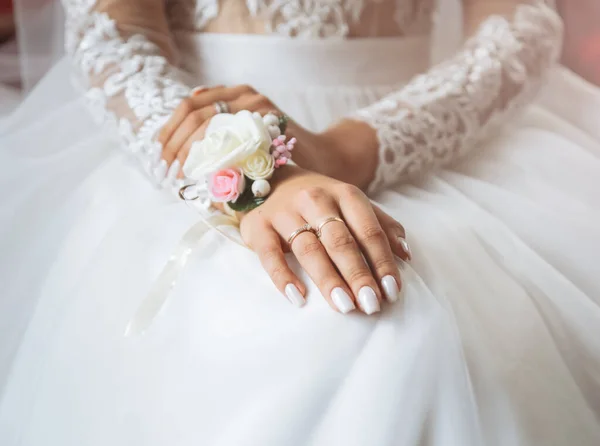 Noiva Está Joelhos Bonita Manicura Branca Anéis Noivado Nos Dedos — Fotografia de Stock