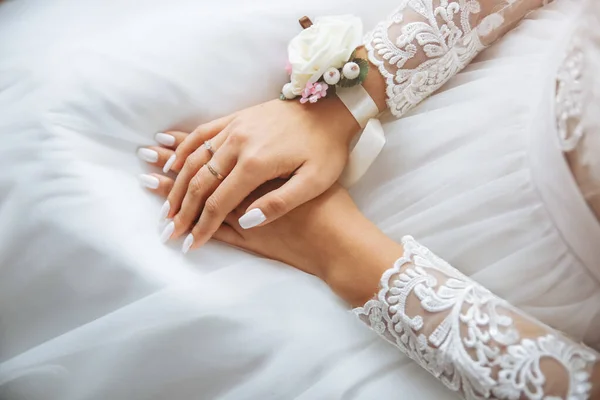 新娘把双手放在膝上 漂亮的白色美发 订婚戒指在手指上 婚礼的细节 优雅的配件 — 图库照片