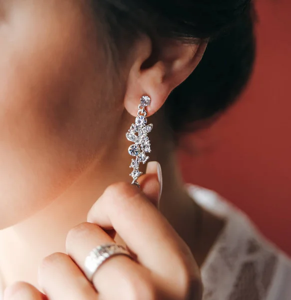 Novia Lleva Joyas Pendiente Diamante Artificial Blanco Estilo Elegante Día Imágenes De Stock Sin Royalties Gratis