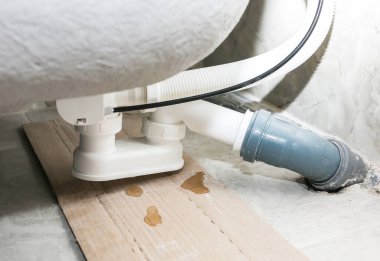Banyo kurulumu. Tüp sızıntısı test ediliyor. Bir damla su. Dairede bakım onarımı var. Yenileme işlemi.
