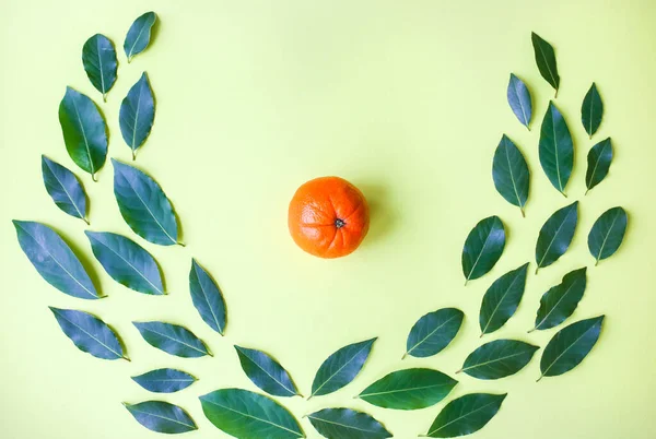 Orange Mit Grünen Blättern Auf Gelbem Hintergrund Gesunder Lebensstil Foto — Stockfoto