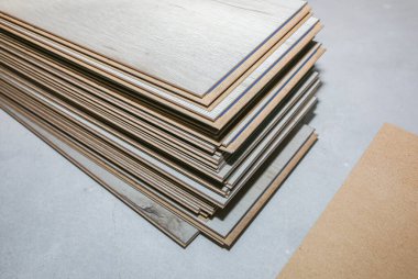 Dairenin döşemesini cilalayın. Bakım onarımı yenileme işidir. Kapalı alanda ahşap parke döşeme onarımı. Mezurayı ve kalemi ölç.