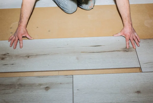 Pracownik Produkujący Podłogi Laminowane Mieszkaniu Remont Konserwacji Drewniane Deski Parkietowe — Zdjęcie stockowe