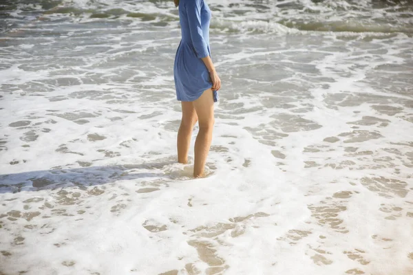 Menina Bonita Vestido Azul Está Andando Praia Foto Verão Incrível — Fotografia de Stock
