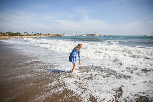 Mavi Elbiseli Güzel Kız Sahilde Yürüyor Nanılmaz Bir Yaz Fotoğrafı — Stok fotoğraf