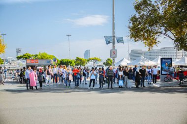 Barcelona, İspanya - 15 Ekim 2018 Barselona 'da karşıdan karşıya geçen insanlar. Tatil seyahati kavramı.