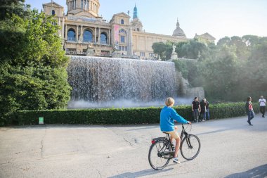 BARCELONA, İspanya - 15 Ekim 2018: Barcelona Katalonya Ulusal Sanat Müzesi. İnsanlar fıskiyenin yanında fotoğraf çekiyor. Şehirde yürüyen turistler.