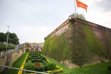 BARCELONA, İspanya - 15 Ekim 2018 Barcelona Montjuic kalesinde sarmaşık içinde güzel duvarlar. Turist seyahat konsepti. İnanılmaz İspanyol mimarisi..