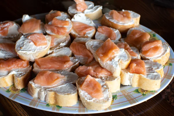 Много Свежих Сэндвичей Лососем Маслом Тарелке — стоковое фото