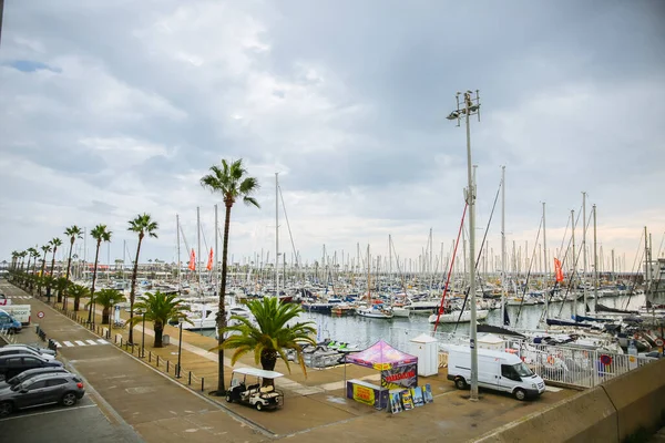 stock image BARCELONA, SPAIN - OCTOBER 15, 2018: Port with yachts in Barcelona. Grey sky at the seaside. Ships. Touristic places.