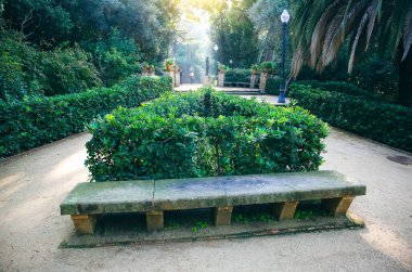 BARCELONA, İspanya - 15 Ekim 2018 Barcelona Montjuic kalesi yakınlarındaki taş bank. Güzel park ve anıt.
