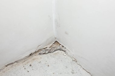 Ev dekorasyonu sırasında kirli köşe. Beyazlatıcı duvarlar.