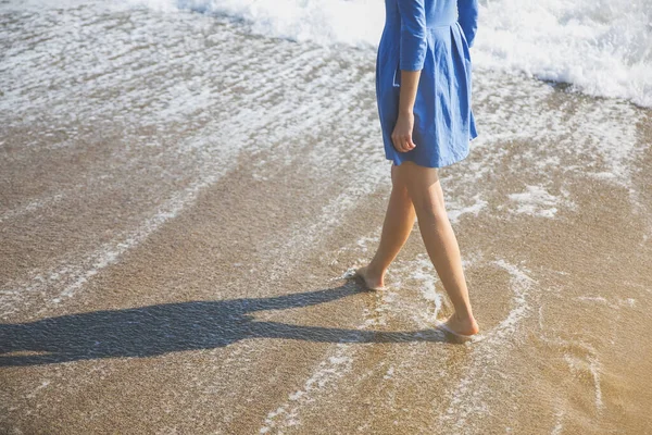 身穿蓝色衣服的漂亮姑娘正在海滩上散步 令人惊奇的夏季照片 靠近大海的女人假日旅行的概念 温暖的海水 — 图库照片