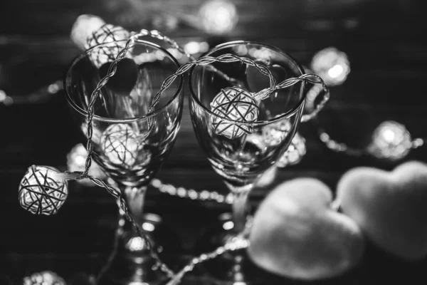 Romantische Wijnglazen Met Hartjes Voor Valentijnsdag Uitgaan Eten Gezellige Lichten — Stockfoto