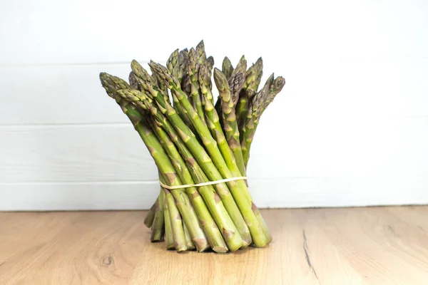 Green Fresh Bunch Asparagus Wooden Background Healthy Diet Food Vegetarian — Stock Photo, Image