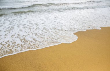 Güzel sahil. Yaz kumu ve güneş. Tatil konsepti. Seyahat ve tatil fotoğrafı. Barceloneta şehirde..