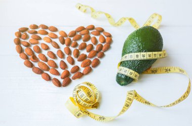Badem kalp ve mezuralı avokado. Kilo verme diyeti. Sağlıklı yaşam tarzını seviyorum. Vejetaryen konsepti. Düzgün beslenme. Spor yemeği. Fındık ve vitamin..